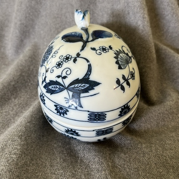 Vienna Woods Blue & White Fine China Oval Trinket Box - Picture 3 of 10